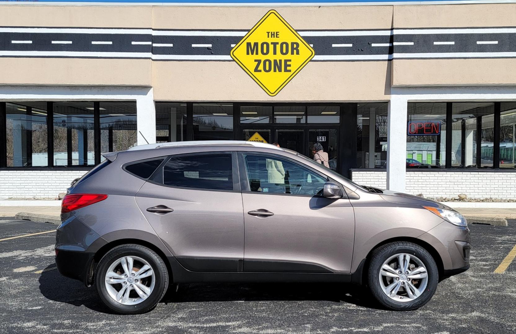 2012 Brown /Black Hyundai Tucson Limited (KM8JUCAC7CU) with an 4-Cyl, PZEV, 2.4 Liter engine, Automatic transmission, located at 341 N White Horse Pike, Lawnside, NJ, 08045, (856) 262-9500, 39.855621, -75.027451 - Photo#2